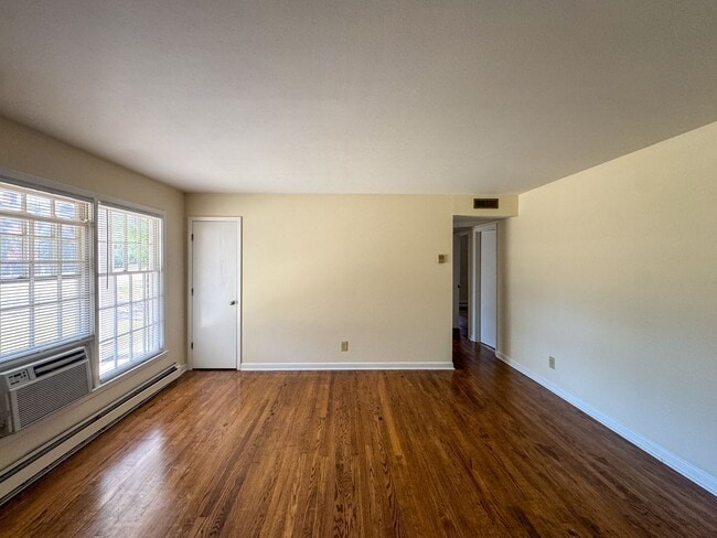 Building Photo - Conveniently Located 2 Bed 1.5 First Floor Unit
