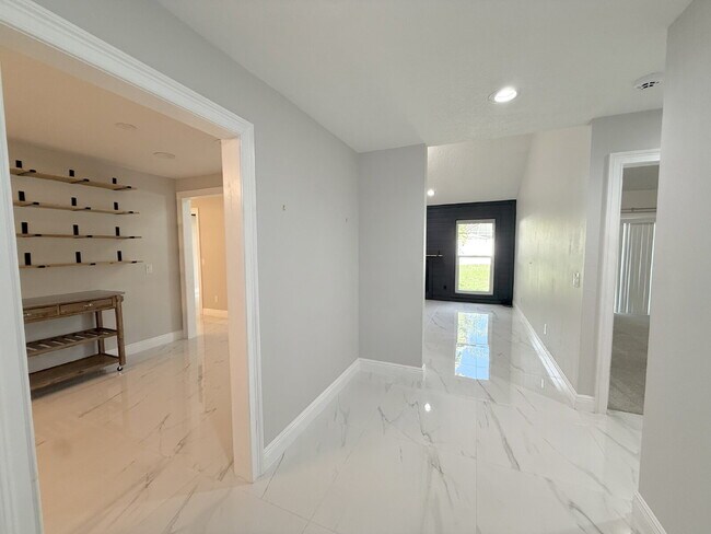 Foto del edificio - "Charming 3-Bed, 2-Bath Updated Carrollwoo...