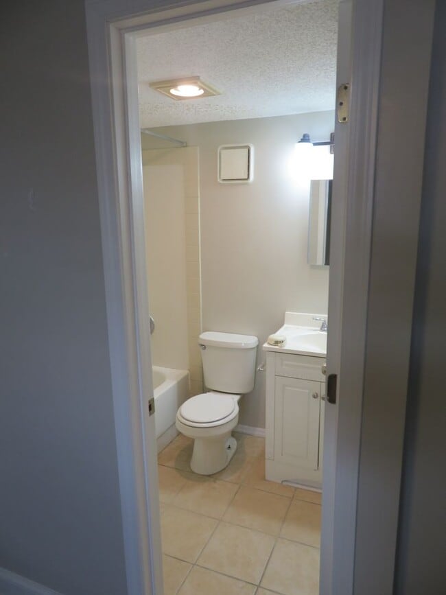 Building Photo - Fantastic deal on 1Bed/1Ba at Evian Towers!  $1000 per month through July 2026