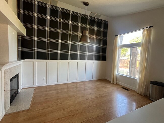 Foto del edificio - 705 Summer Cir