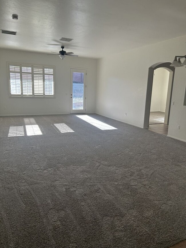 Foto del edificio - Unfurnished four bedroom large home!  Three car garage