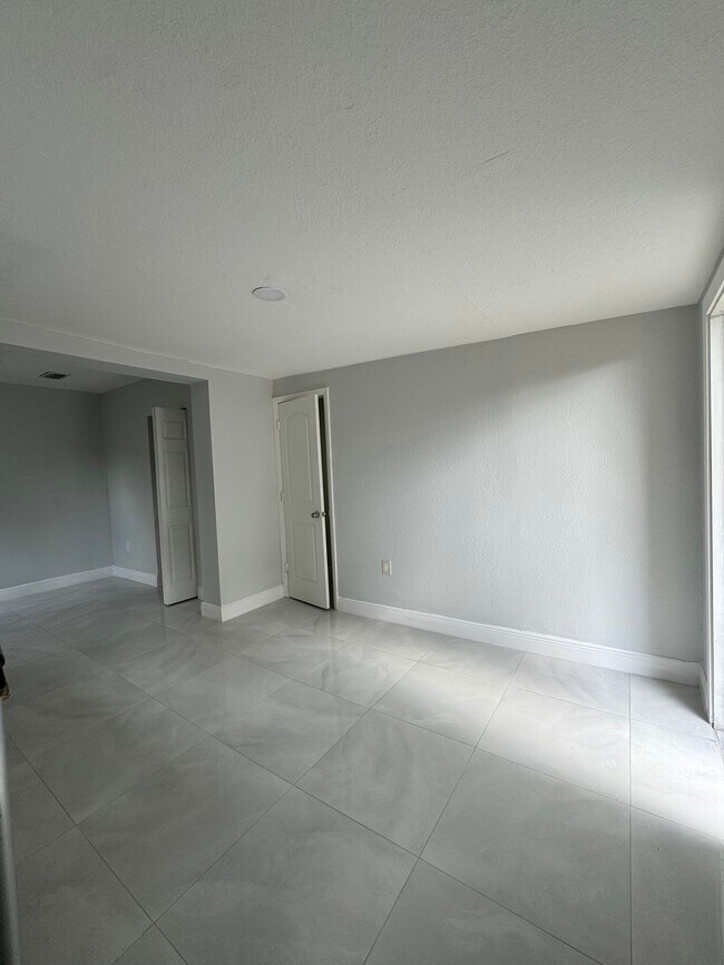 Building Photo - 1031 N 70th Ter