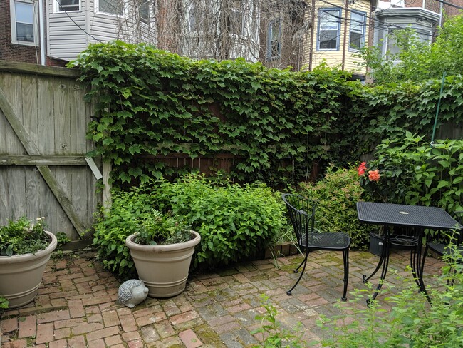 Building Photo - 828 Corinthian Ave