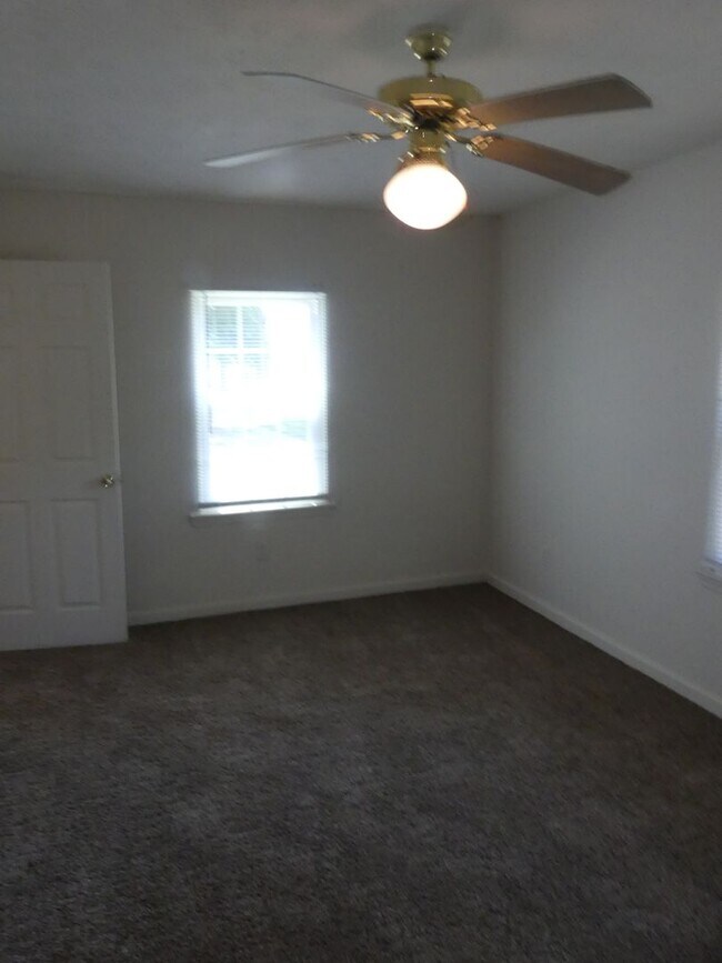 Building Photo - 1643 Briarfield Rd