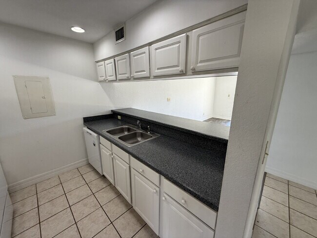 Foto del edificio - 920 Tennis Way