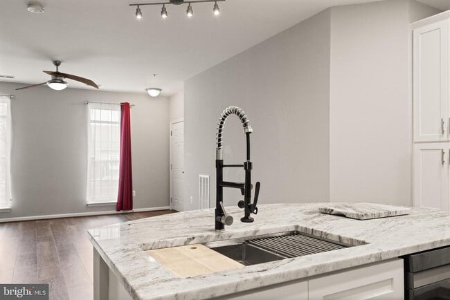 Foto del edificio - 9541 Center St