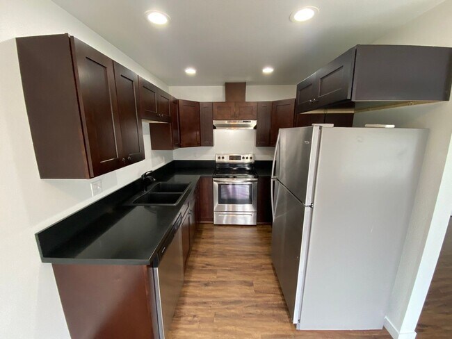 Building Photo - 44th Ave Duplexes Sweet Home 1278-1280/cre...