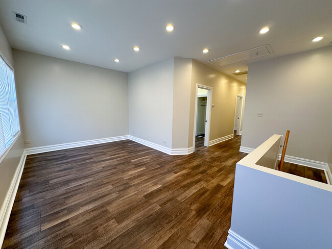 Building Photo - 515 W 40th Pl