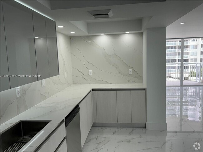 Building Photo - 18031 Biscayne Blvd