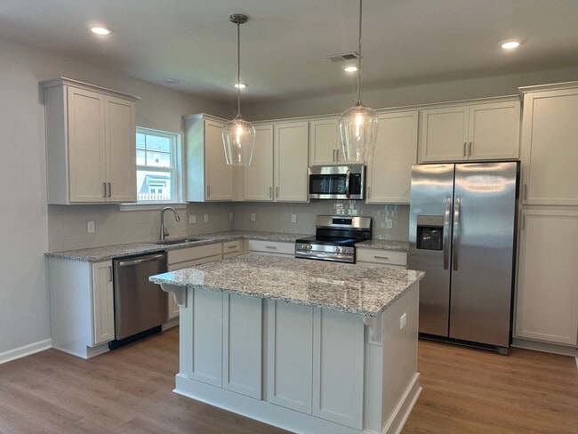 Building Photo - Large 5 bedroom 3 bath available now!!