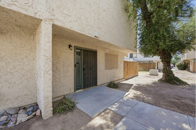 Foto del edificio - 2Bed/1.5Bath Townhouse at Olive Ave/63rd Ave! Ready for Immediate Move-In!