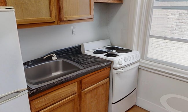 Building Photo - 9/1 No Fee! - Spacious 3/4 bed on Comm Ave...