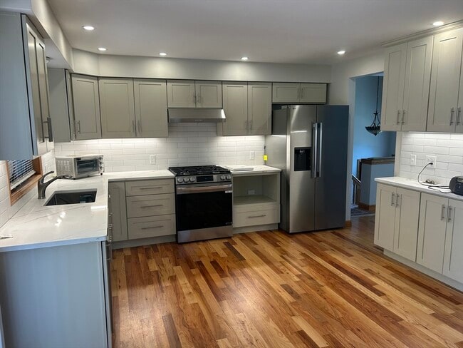 Building Photo - 20 Breeze Dr