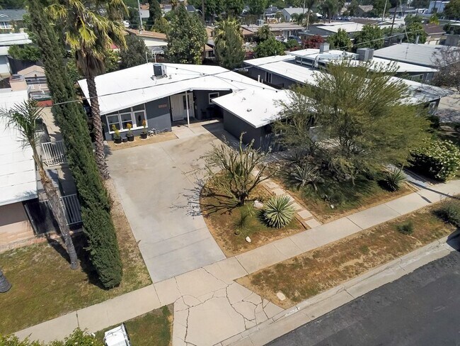 Foto del edificio - 10830 Paso Robles Ave