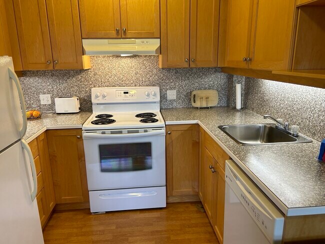 Photo du bâtiment - Cambie Plaza - 1BR 1BA with patio