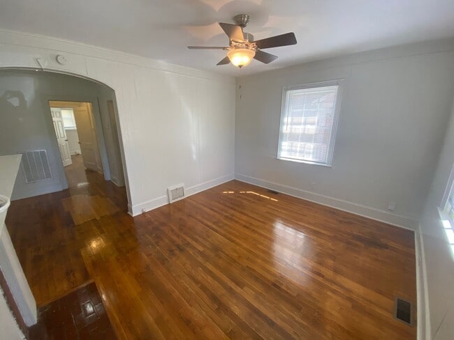 Building Photo - 1402 W Chapel Hill St
