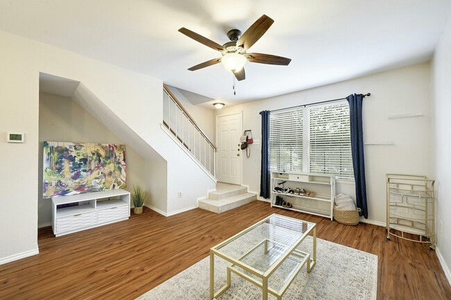 Foto del edificio - 1411 Gracy Farms Ln