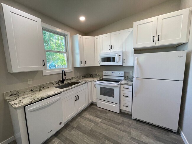 Foto del edificio - Newly Remodeled 2 Bed 1.5 Bath Home will Large Oversized 2-Stall Garage!