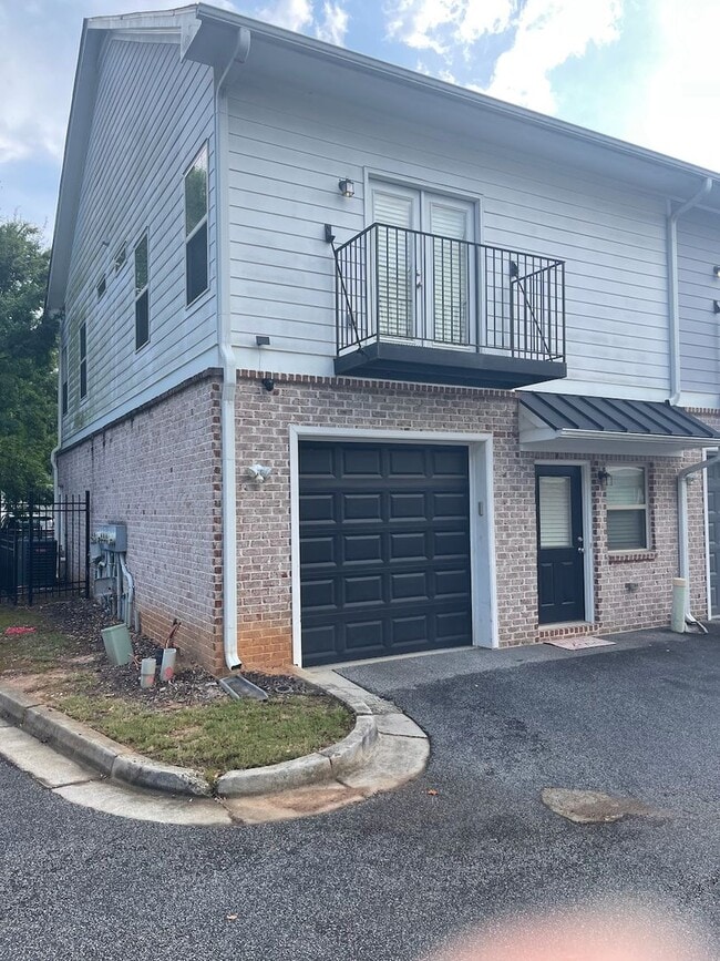Building Photo - Newly Painted Townhouse on Riverside Neigh...