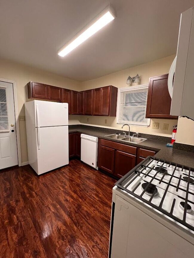 Building Photo - 3 Bedroom Home