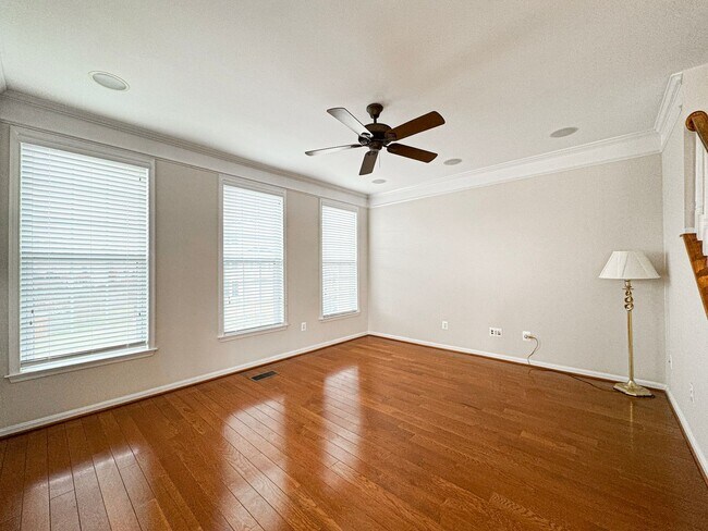 Foto del edificio - Stunning 3 Bed 2/2 Bath End-Unit Townhome In Desired Stone Ridge South