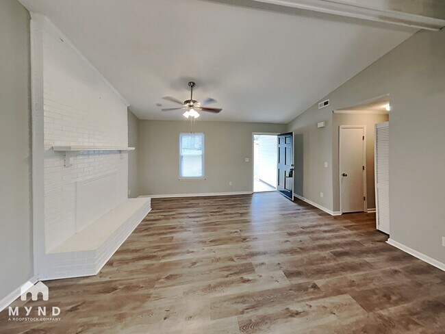 Foto del edificio - 6202 Blue Jay Ln