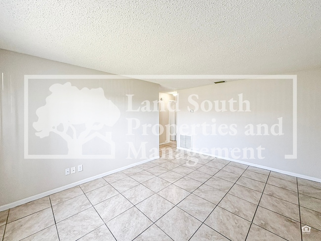 Building Photo - 5866 Charlton Dr