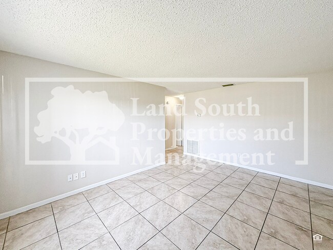Foto del edificio - 5866 Charlton Dr