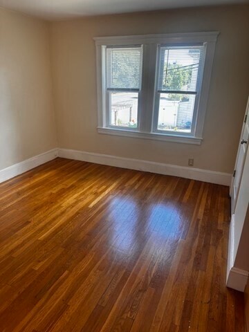 Foto del edificio - 483 Newport Ave