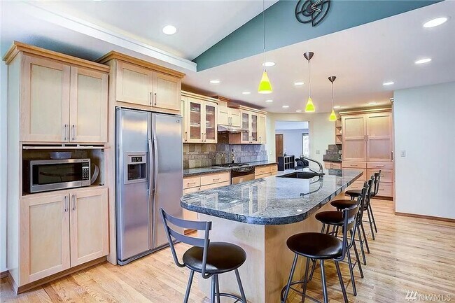 Building Photo - Beautiful and bright 3 bed / 2 bath rambler for rent!