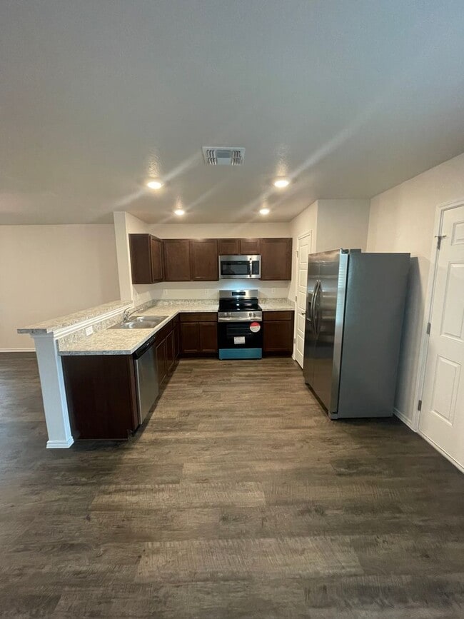 Building Photo - *SAVINGS UPON SAVINGS!* NEWER Three Bedroo...