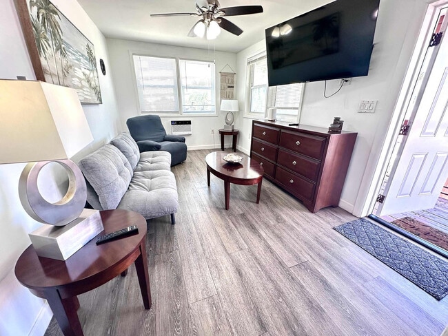 Building Photo - 324 Van Buren St