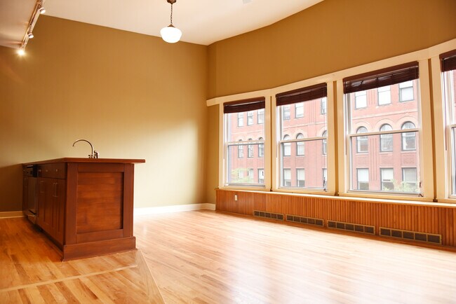 Foto del edificio - 310 S Franklin St