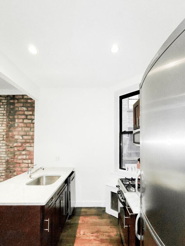 Foto principal - 332 E 71st St
