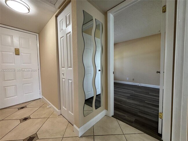 Foto del edificio - 21909 Lake Forest Cir