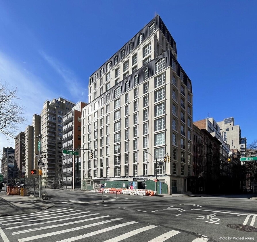 Primary Photo - 250 E 21st St