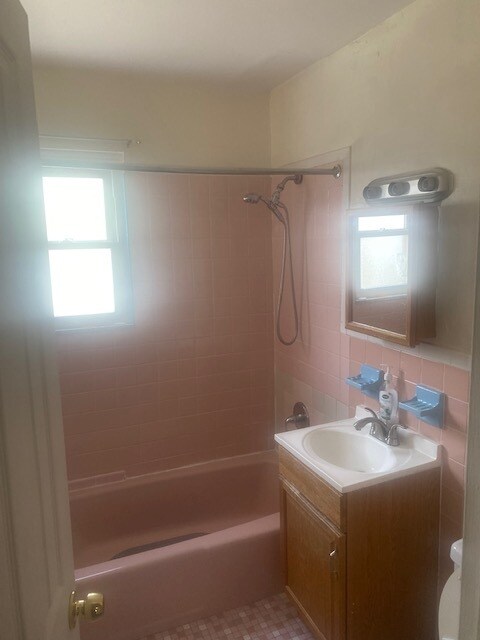 Baño - 118 E 24th St