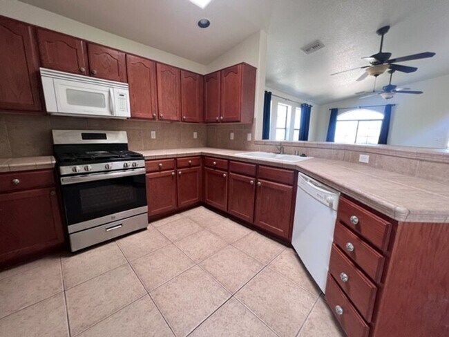Foto del edificio - 3 Bedroom 2 bath Home Boat Deep Garage and...