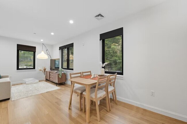 Foto del edificio - 1618 Beacon St