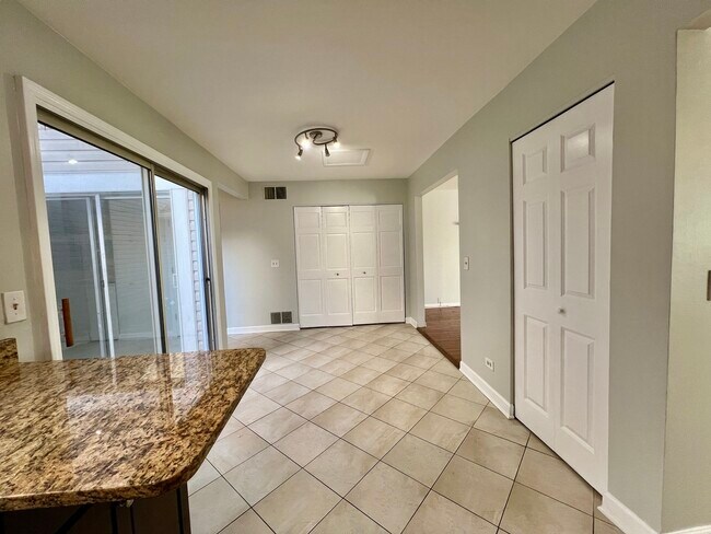 Building Photo - 645 Le Parc Cir