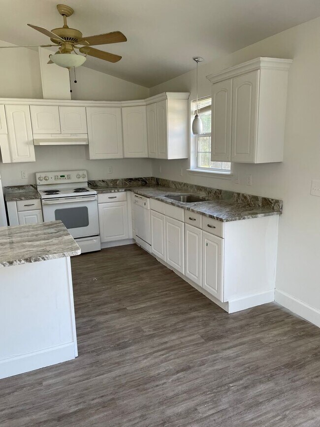 Foto del edificio - Recently renovated 3/2 on Balkin Rd