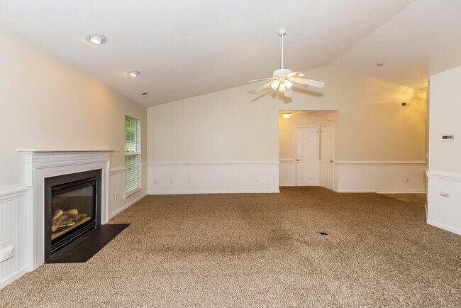 Foto del edificio - 12405 Poplar Forest Dr