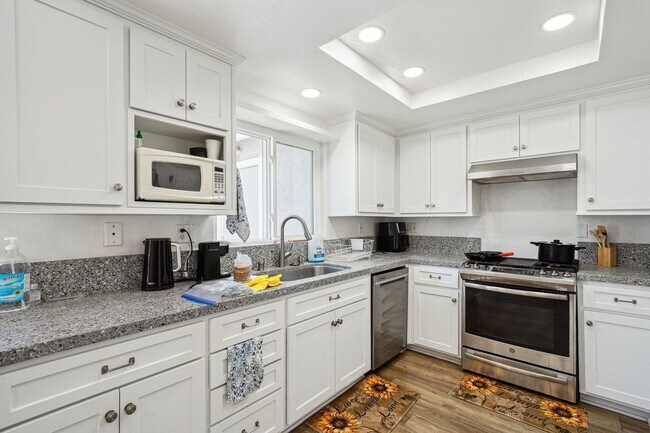 Building Photo - 3BR Townhome in Pleasant Hill With L2 EV C...