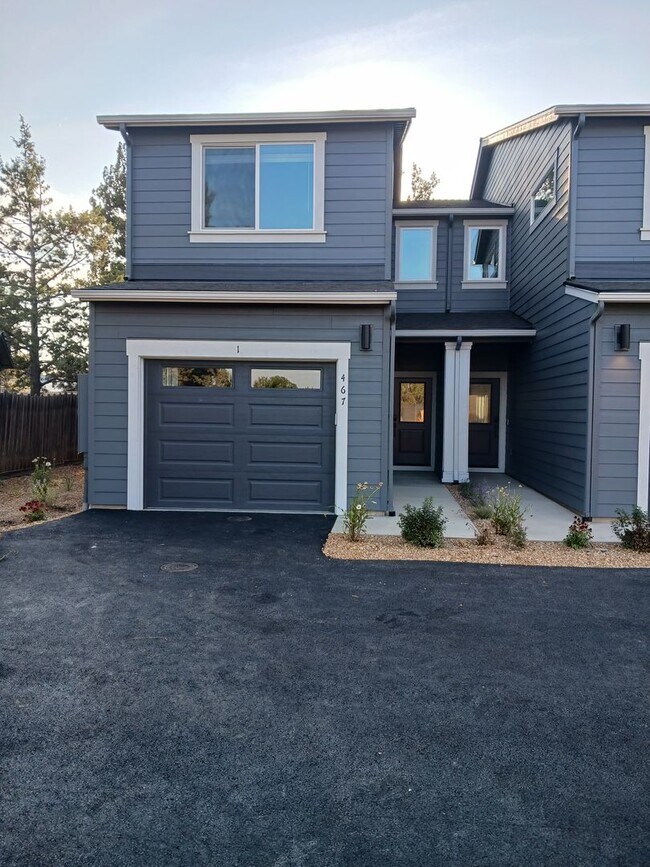 Foto del edificio - Brand New 3 Bedroom, 2 Bath Townhouse