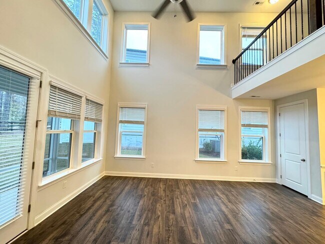Building Photo - 3 Bedroom End unit Townhome - Master Down