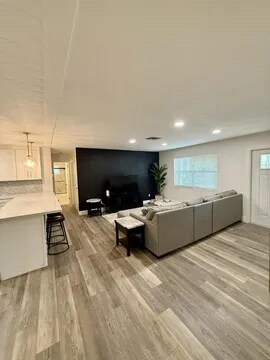 Foto del edificio - 511 SW N Riverpoint Dr