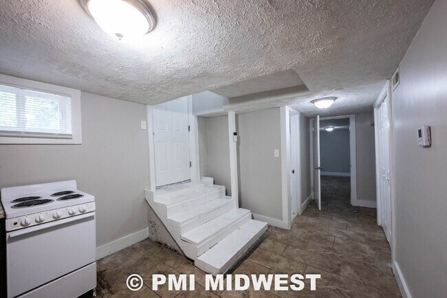 Building Photo - "Spacious 3-Bed, 2-Bath Gem in Indianapolis - Modern Comfort Awaits!"
