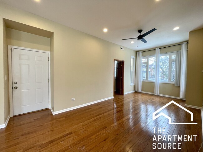 Foto del edificio - 2028 N Hamlin Ave