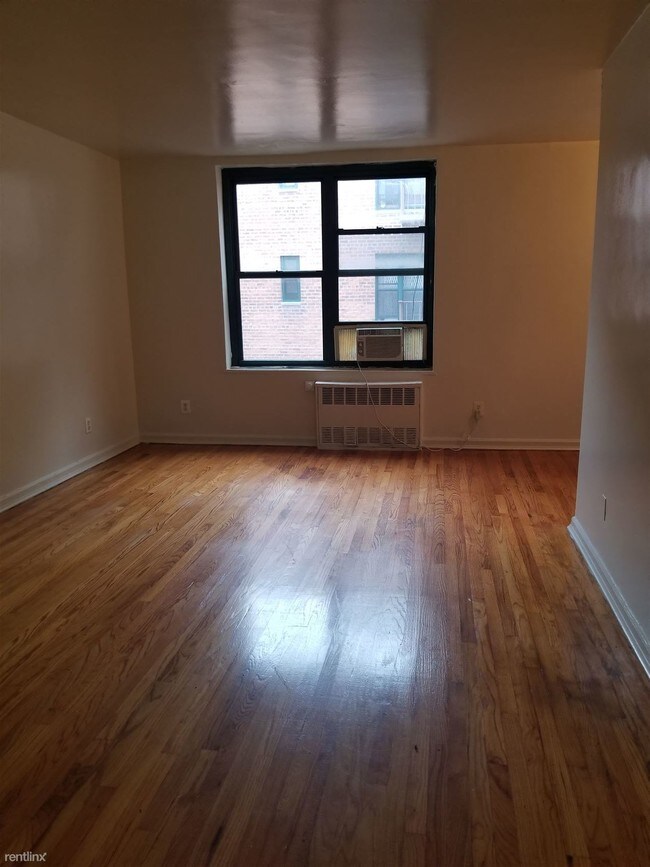 Building Photo - Studio, 1 bath  - 1550 Rhinelander Ave