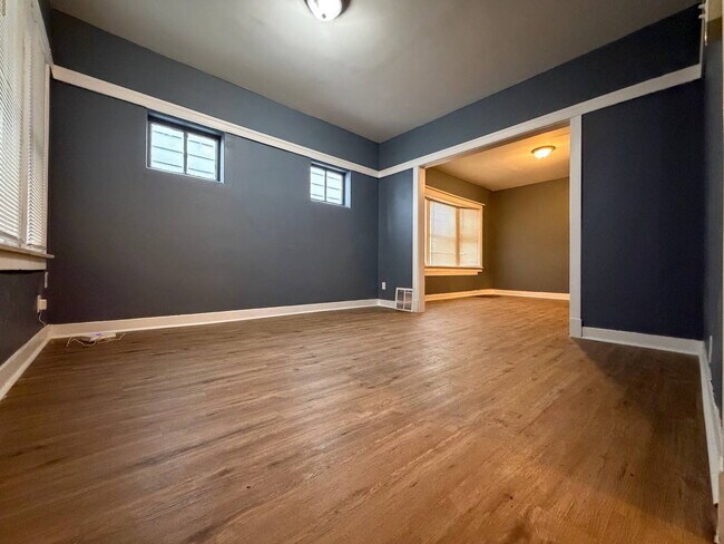 Foto del edificio - Updated 4 Bedroom Home with Off-Street Parking